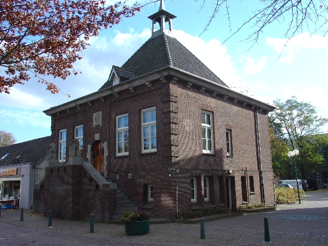 Heesch is een plaats in de Nederlandse provincie Noord-Brabant, gelegen in de Peelrand. Oorspronkelijk was Heesch een zelfstandige gemeente. Sinds 1 januari 1994 maakt Heesch deel uit van de gemeente Bernheze welke verder bestaat uit de ke…
