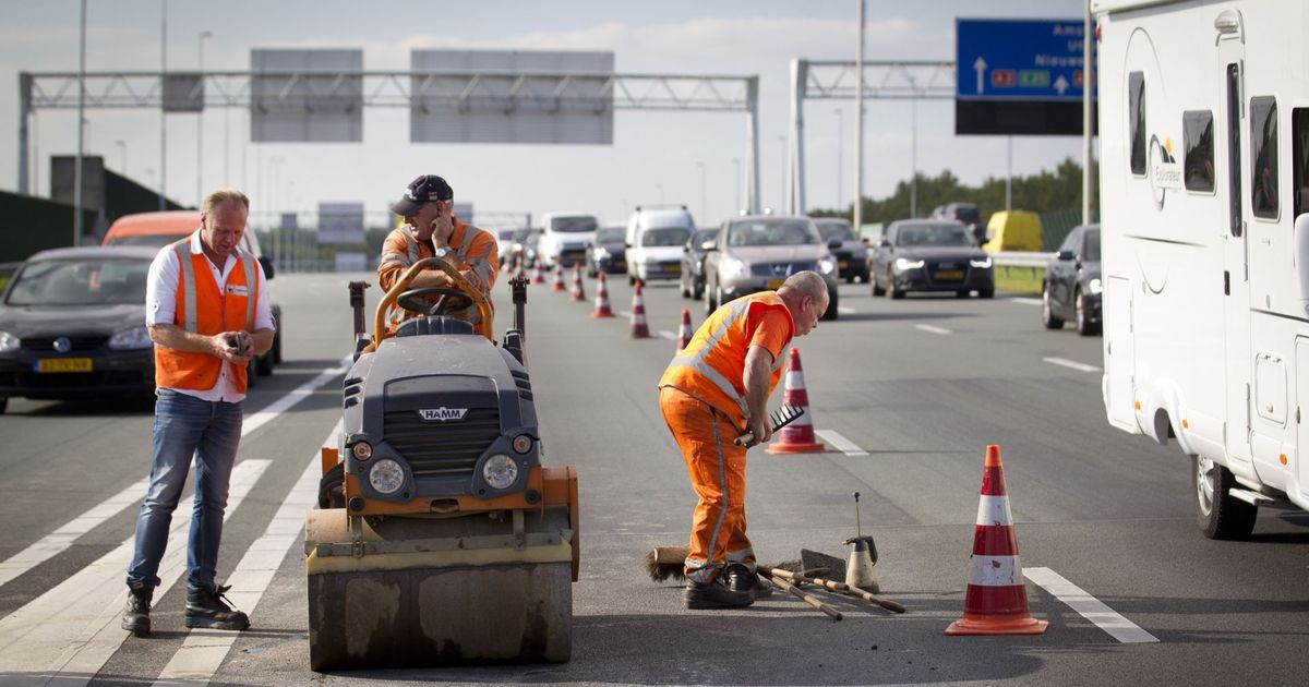 Gaten in de A2 bij Everdingen, file richting Den Bosch