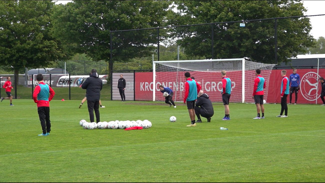 Almere City trainer Rijsdijk over play-off return: 'Druk ligt bij Willem II'