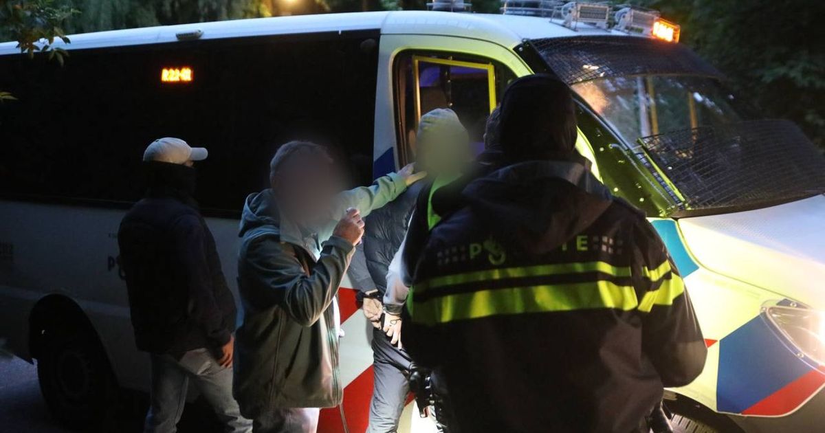 Politie grijpt in bij vijfde demonstratie tegen azc in Apeldoorn