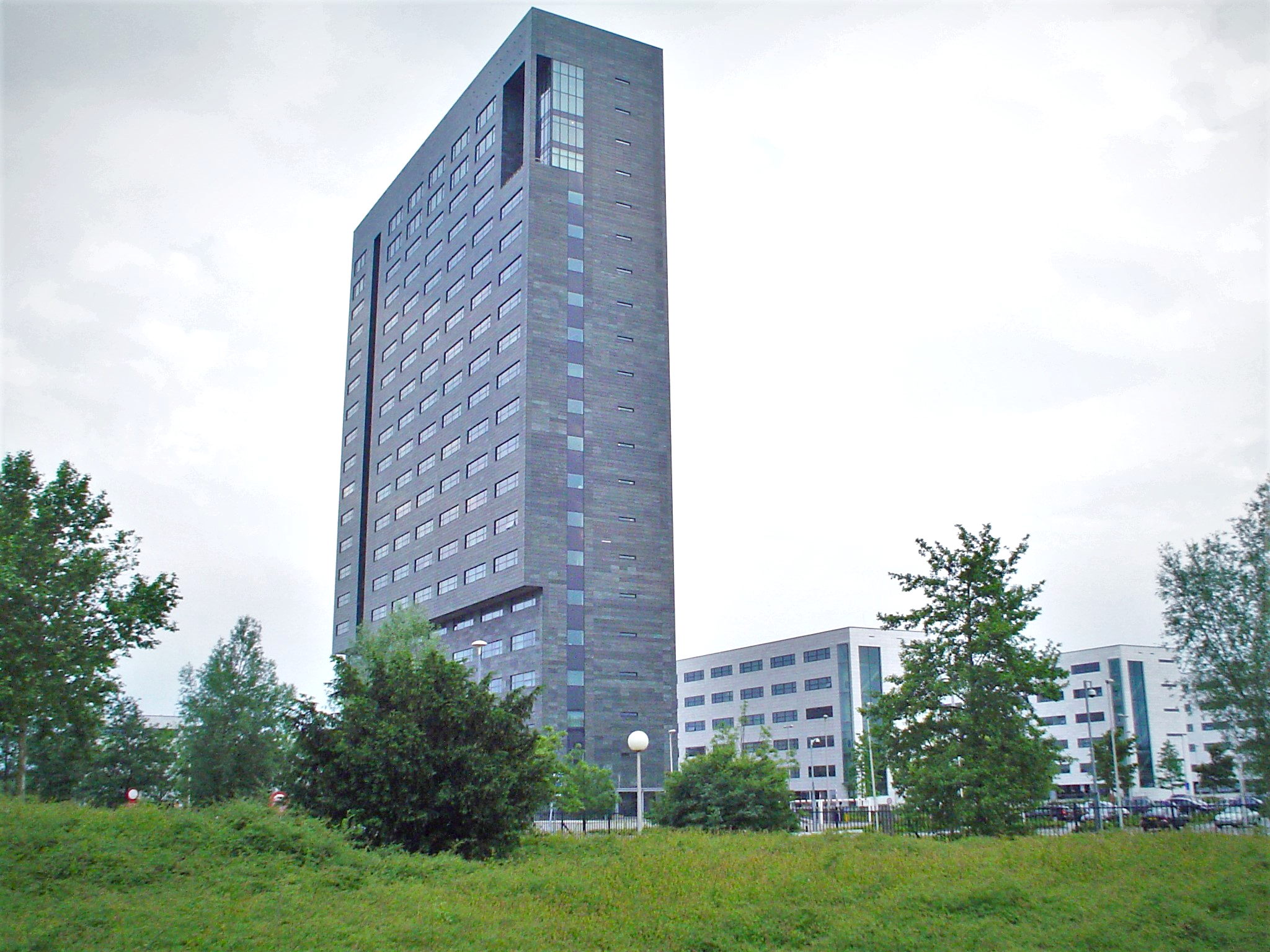ASML Holding N.V. is een Nederlands hightechbedrijf dat machines ontwikkelt en produceert voor de fabricage van halfgeleiders. Het bedrijf, met het hoofdkantoor in Veldhoven, is wereldwijd de belangrijkste leverancier van lithografiesystem…