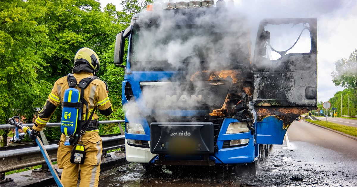 Chaos op de weg door brandende vrachtwagen in Utrecht