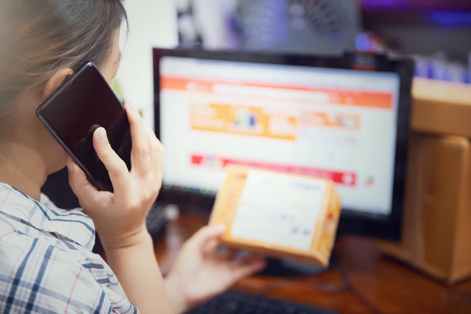 Een vrouw is bezig met multitasken: ze gebruikt haar telefoon en controleert thuis een online aankooppakket.