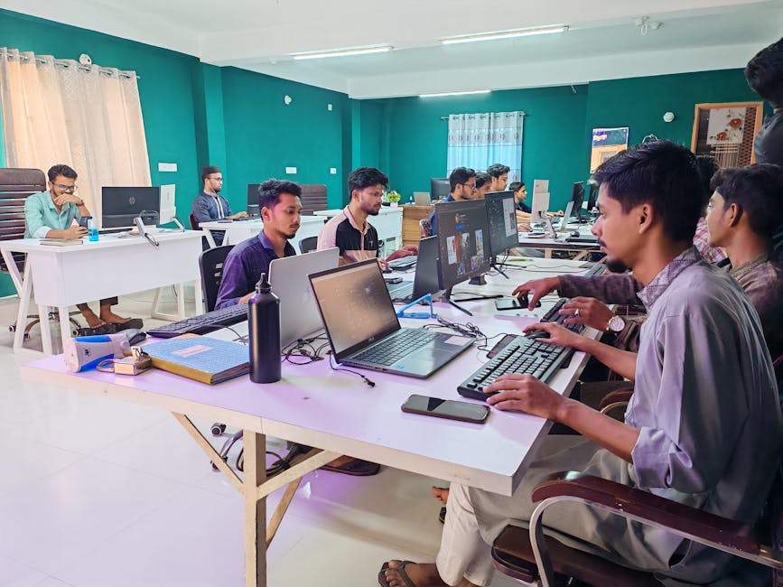Jonge professionals werken in een lichte, moderne kantooromgeving achter de computer, wat samenwerking en productiviteit bevordert.