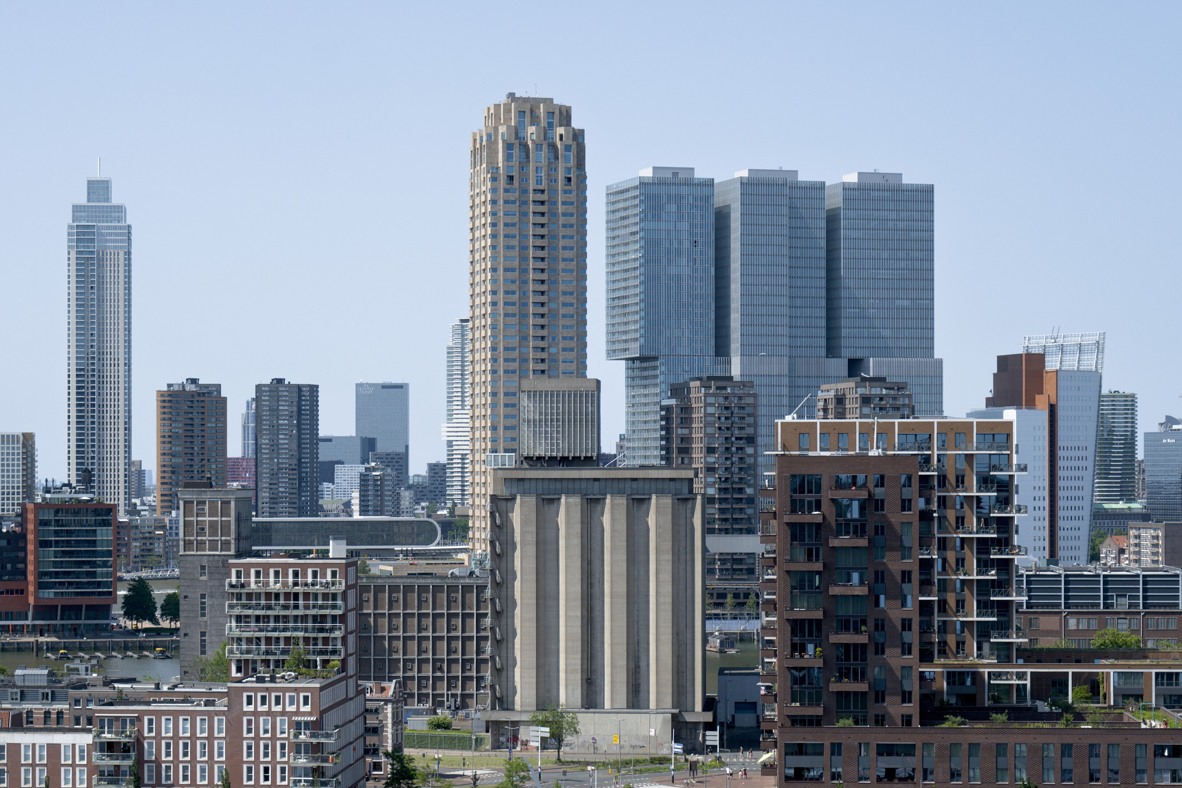 Rotterdam is een havenstad in het westen van Nederland, in de provincie Zuid-Holland. Met 600.015 inwoners is het de op een na grootste stad van Nederland qua inwoneraantal, na Amsterdam. De gehele gemeente Rotterdam telt 674.485 inwoners …