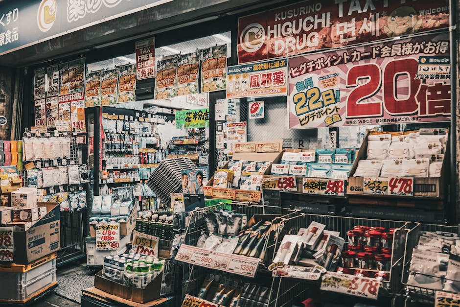 Levendige weergave van de gevel van een drogisterij in Japan, met een etalage van diverse producten en verkoopborden.