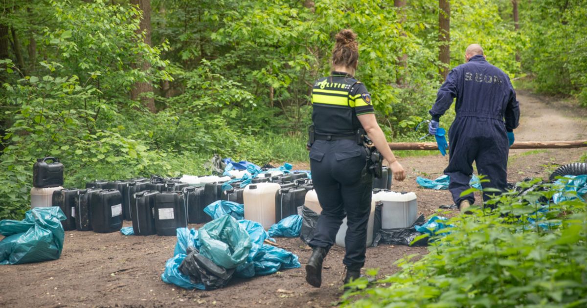 Wandelaar ontdekt tientallen jerrycans met drugsafval in bos