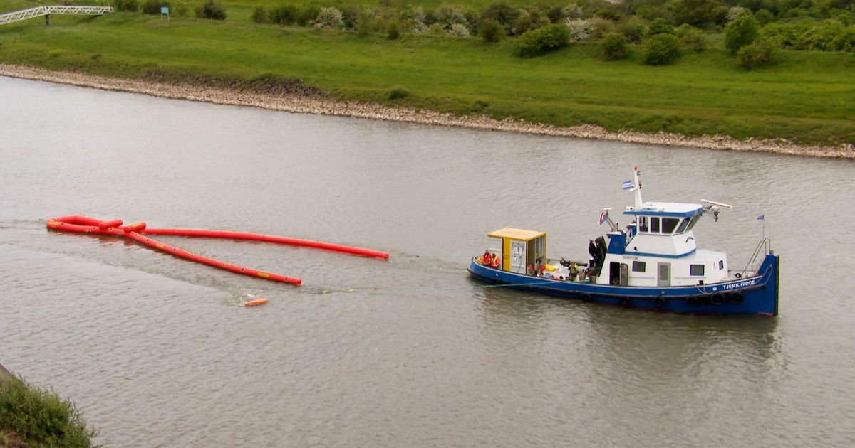 Rijkswaterstaat gooit houtsnippers in de Waal om bestrijding van olievlekken te oefenen