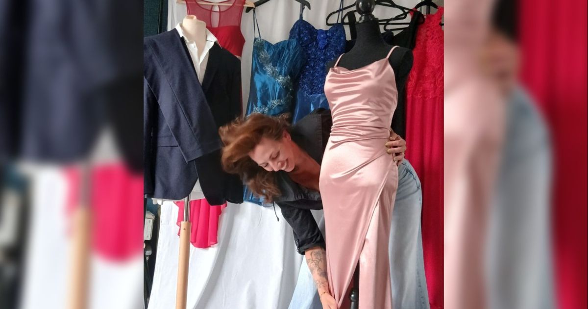 Anouk (46) zorgt voor feestkleding en vervoer voor schoolgala: 'Ieder kind moet daar staan'