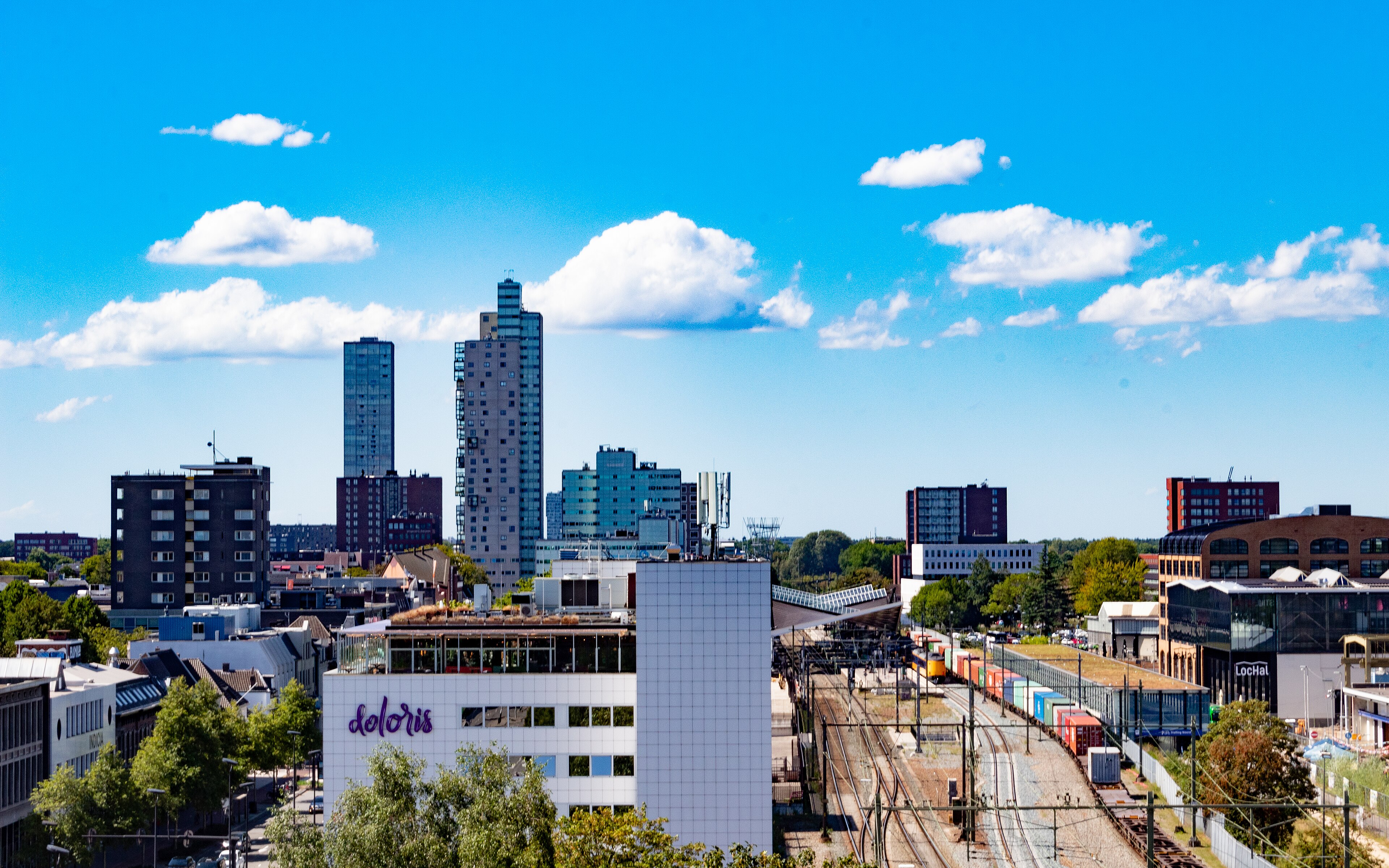 Tilburg is een stad in de Nederlandse provincie Noord-Brabant en hoofdplaats van de gelijknamige gemeente Tilburg. Op 1 januari 2023 had de stad 203.690 inwoners. Tilburg maakt deel uit van het ruimtelijk samenwerkingsverband BrabantStad e…