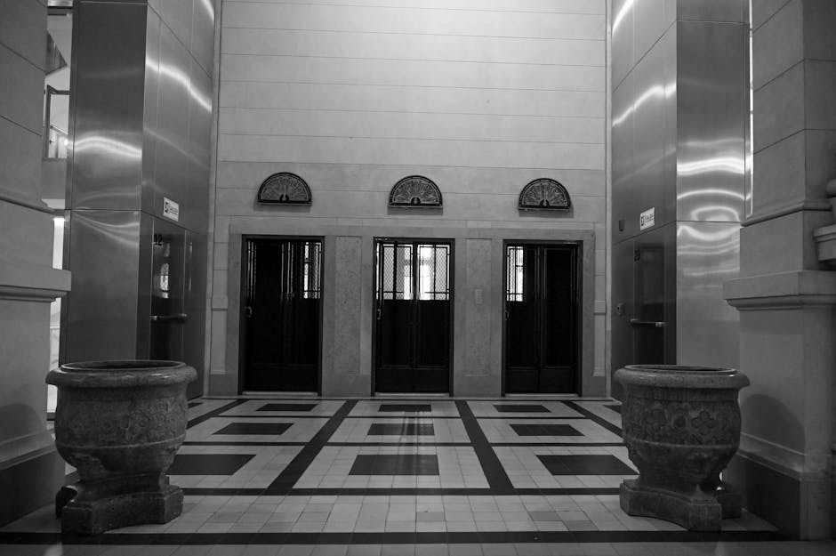 Een verfijnd beeld van een Art Deco liftlobby met geometrische patronen en vintage charme.